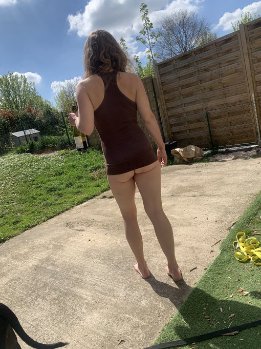 Le jolie ptit cul de ma fianc&eacute; au soleil 😍🔥 rdv sur notre mym et notre pornhub 😉 https://t.co/AoKiOOSrnL