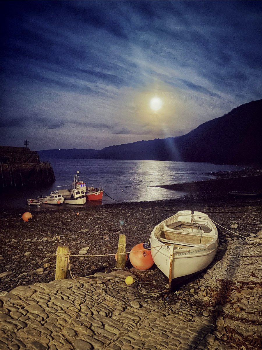 ellieinclovelly's tweet photo. Sweet Dreams Darlings! 🖤 The Full Pink Moon - also known as the Egg Moon (or the Fish Moon!) ✨🐟🐣🌒🌓🌔🌕🌖🌗🌘🐣🐟✨
#FullMoon #Clovelly #NorthDevon #PinkMoon #ClovellyVillage #Devon #HarbourLife #DevonLife #HarbourView #ThisPrettyEngland #IGersDevon #LoveNorthDevon https://t.co/H6Uj61AicL