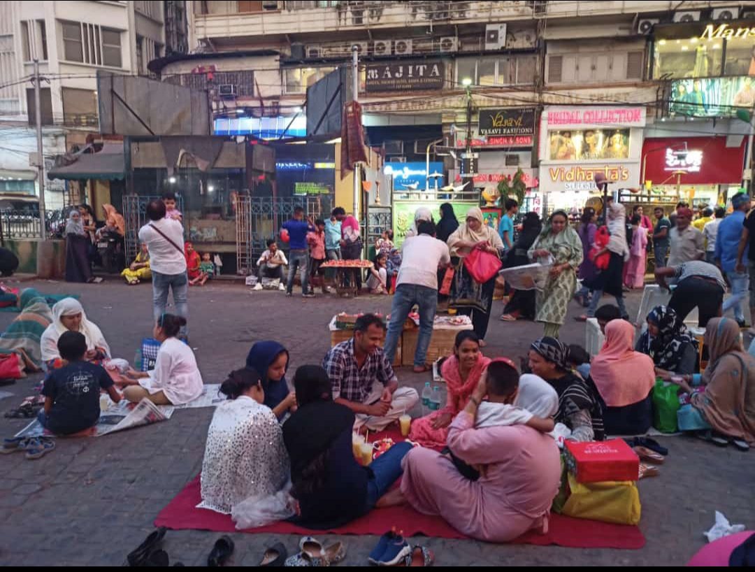 Thanks to the "City of Joy" our own Kolkata 💚💙 
This is Ramadan Iftar time at New market, Kolkata. Shopping &amp; iftari sitting on the floor of Simpark mall truly Commendable👏🌙