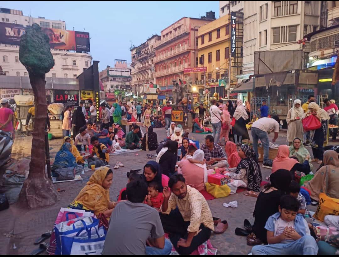 TheRightVoiceWW's tweet photo. Thanks to the "City of Joy" our own Kolkata 💚💙 
This is Ramadan Iftar time at New market, Kolkata. Shopping &amp; iftari sitting on the floor of Simpark mall truly Commendable👏🌙 https://t.co/YB0gVPSp7w