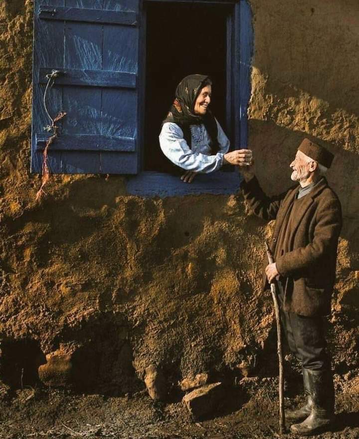 "إن الروح إذا إلتقت بمن يشبهها
ترمّمت ، وتعـافت ، واكتملت🖤."