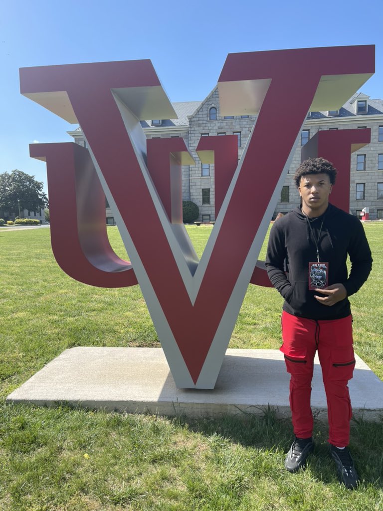 JulyianStreet's tweet photo. I had a great time at VUU today❕Thanks for having me @CoachMorita @VUU_Football https://t.co/T4R0FlHC88