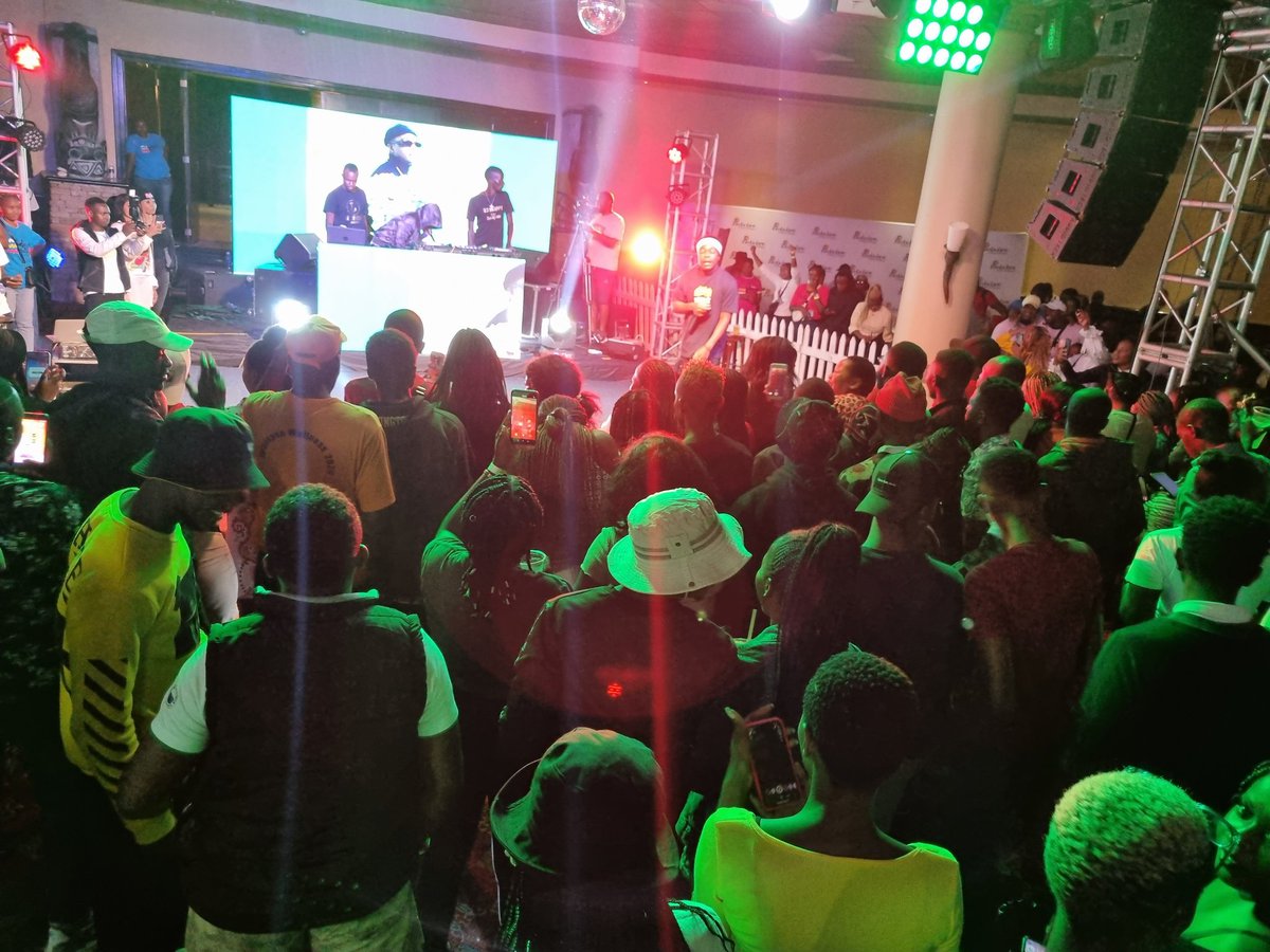 ZimBho_Official's tweet photo. A second night of a ZimBho👍 musical affair at Mapopoma Festival with Holy Ten Live on https://t.co/x0UrQ9Wz9O.
#ZimBho👍
#LocalIsLekker
#MeetInZim
#EventsTourism
#TravelLocal
#Vakatsha https://t.co/T7bp9hTwQp
