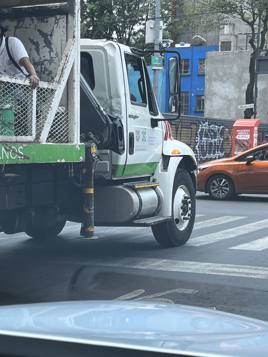 gridet's tweet image. ⁦@LaSEMOVI⁩ hoy alas 14.24 hrs este camión de la CDMX atravesó de un lado a otro de Baja California y así se quedó esperando el siga, obstruyendo el paso peatonal y por supuesto nadie le dijo nada