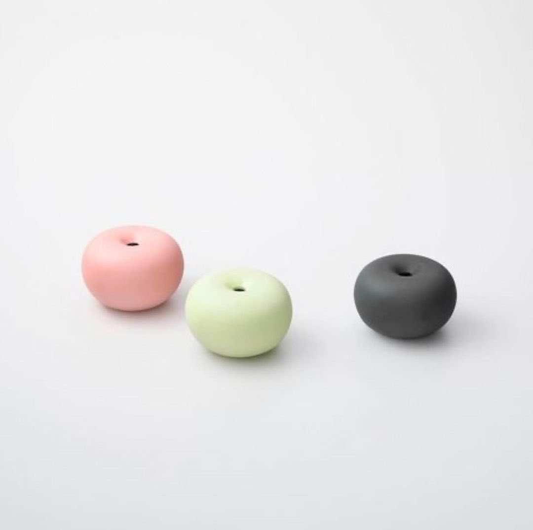 • #haporcelain by ⁦<a href="/SebastianBergne/">Sebastian Bergne</a>⁩
family of fruit vases is available in three colours, they are perfect for enjoying a single leaf or flower that you might have been given or picked up on your travels.

#vases #objectdesign #sebastianbergne #madeinhasami #ceramics