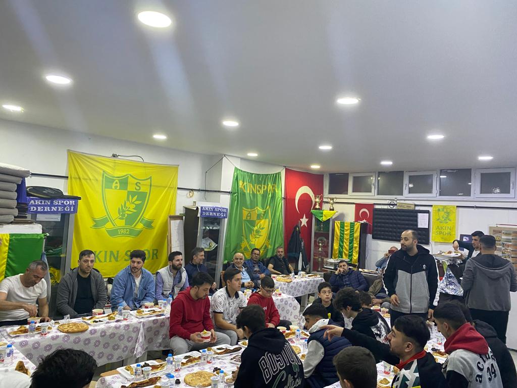 KulubuAk's tweet photo. Akınspor derneğimize Ramazan'ın 15'inde arkadaşlarla birlikte iftihar açtık Allah kabul eylesin yemeğimizi bütün kat��lan kardeşlerimiz Allah razı olsun https://t.co/xE31ulIjnD