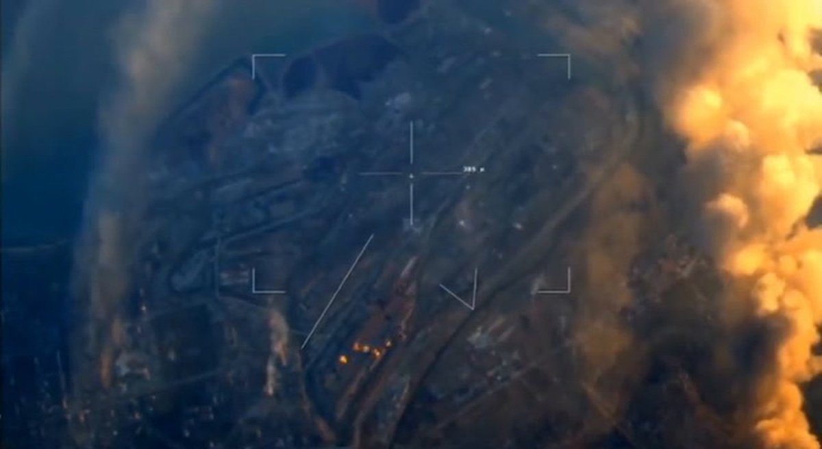 TgLa7's tweet photo. 🔴ULTIM'ORA🔴
Agenzia Tass:
Le forze russe hanno offerto ai 1.500 difensori superstiti di #Mariupol, intrappolati nell'acciaieria #Azovstal, di deporre le armi alle 6 del mattino di Mosca, le 5 in Italia , ed avere salva la vita. (continua) https://t.co/m6GaDlIZwm