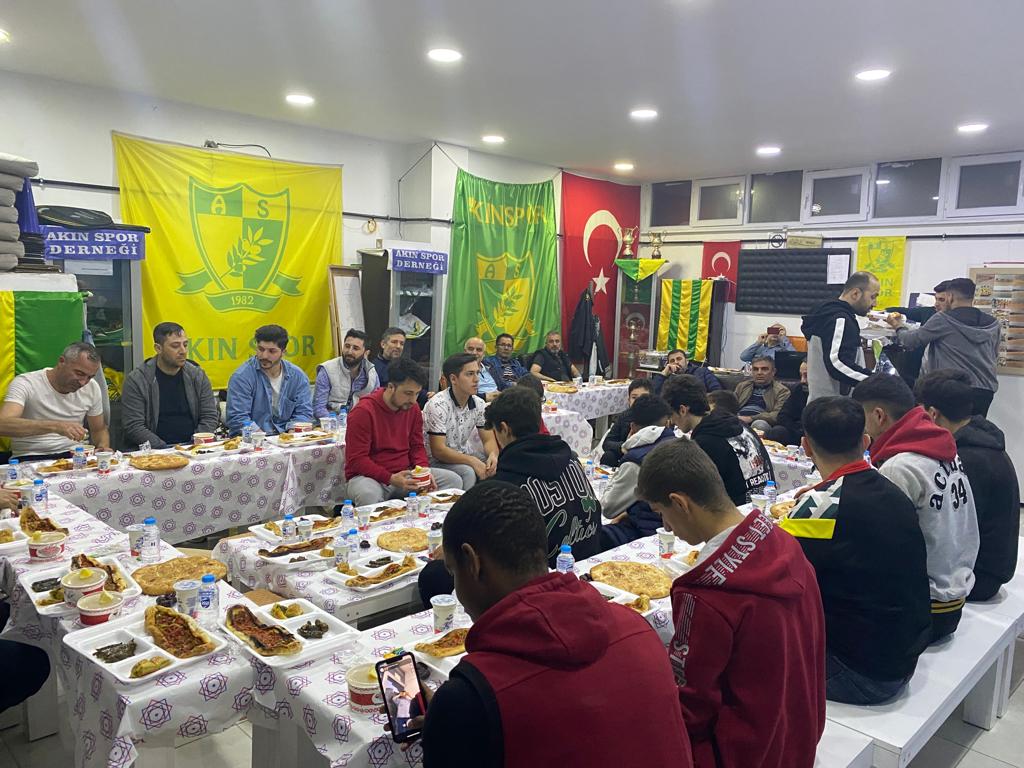 KulubuAk's tweet photo. Akınspor derneğimize Ramazan'ın 15'inde arkadaşlarla birlikte iftihar açtık Allah kabul eylesin yemeğimizi bütün kat��lan kardeşlerimiz Allah razı olsun https://t.co/xE31ulIjnD