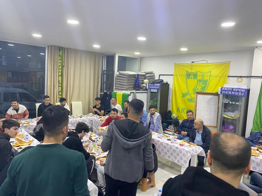 KulubuAk's tweet photo. Akınspor derneğimize Ramazan'ın 15'inde arkadaşlarla birlikte iftihar açtık Allah kabul eylesin yemeğimizi bütün kat��lan kardeşlerimiz Allah razı olsun https://t.co/xE31ulIjnD