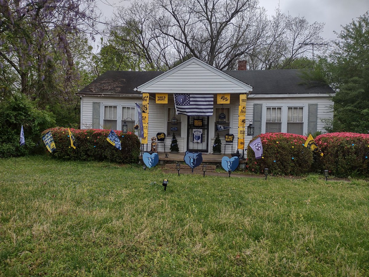 dino16rules's tweet photo. Had to take down the Easter decorations early because it's playoff time for @memgrizz #GrindCity #MemThis https://t.co/miFfZEgzUY