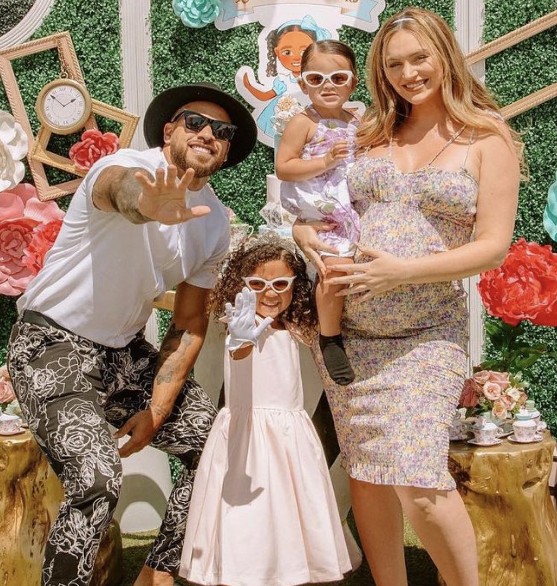 TeenMomNextChap's tweet photo. #BreakingNews GENDER REVEAL!!!!!?! 💙💕 https://t.co/rzocxXBVC8 https://t.co/HRL3BBOXx7