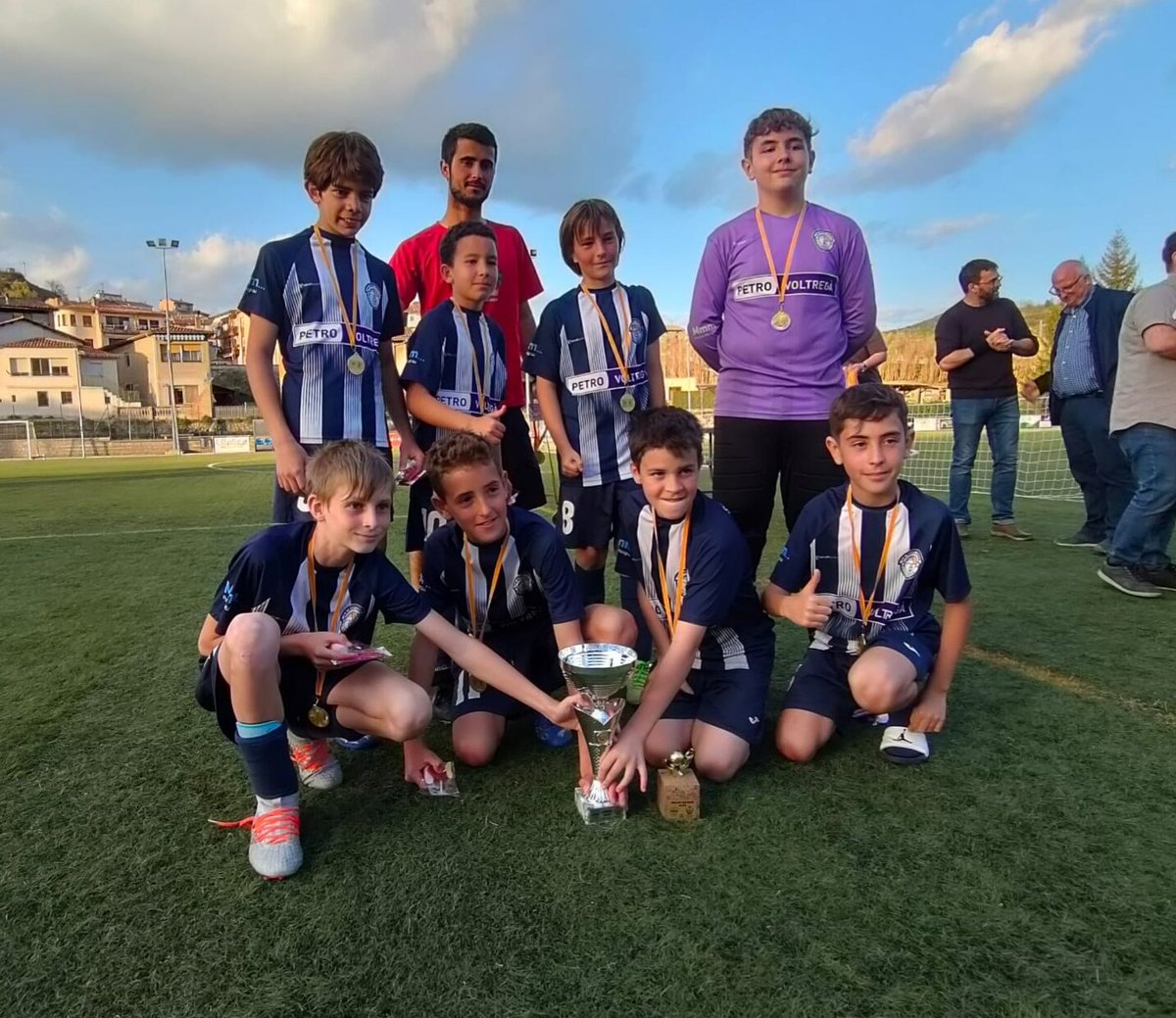 UESantQuirze's tweet photo. Enhorabona campions!

@UEsantvicenc https://t.co/gtuuLzNz3W