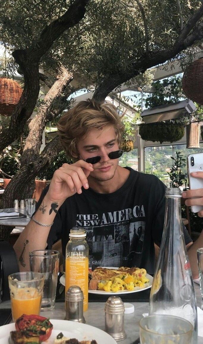 borderland_rpg's tweet photo. Ficha on 

• Nome: Jean Kirstein
• Idade: 25 anos  
• Pronomes: Ele-Dele
• Sexualidade: Bissexual
• Habilidade: .
• Conta: @s2jeanz https://t.co/OaAQzyhbD4