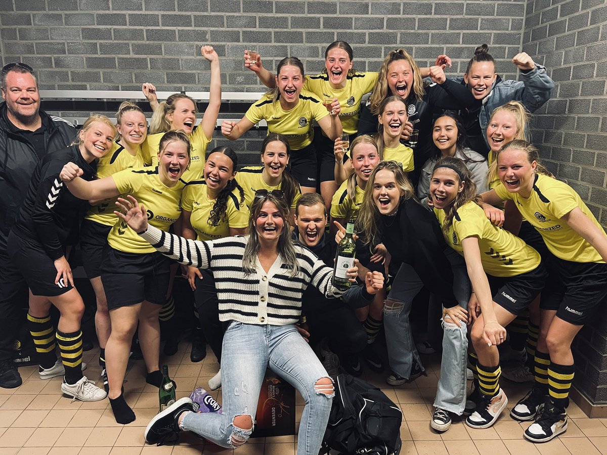SVCVR1ZA's tweet photo. Tweede periode in the pocket! Wat een prestatie met een ziekenhuisteam! Dank aan MO17 en VR2!

T R O T S ! https://t.co/BOk3wENHzx