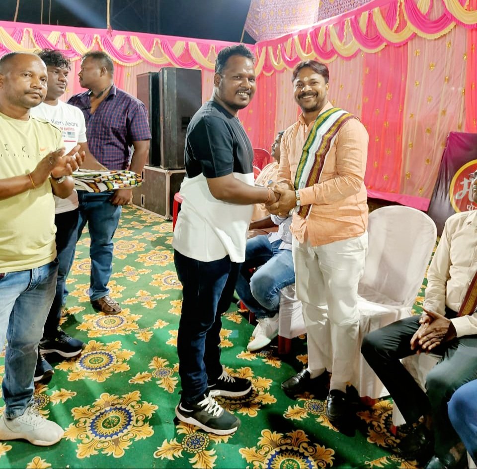 5d7Vk8zDsKxSR3G's tweet photo. टॉवर ग्राउंड तुरामडीह में #माघे_पर्व औऱ #जोहार_नाईट
की अपार सफलता के जश्न को मनाने हेतु #Johar_Trust के अध्यक्ष श्री पिंटू चाकिया जी व उनकी टीम द्वारा आयोजित #Success_Party में पूर्व विधायक @menka_sardar जी,@KunalSarangi जी एवं @BJP4Jharkhand के पदाधिकारीगण के संग शामिल हुआ। https://t.co/aD7VG4QXCE