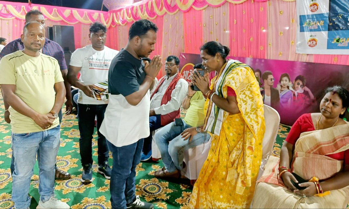 5d7Vk8zDsKxSR3G's tweet photo. टॉवर ग्राउंड तुरामडीह में #माघे_पर्व औऱ #जोहार_नाईट
की अपार सफलता के जश्न को मनाने हेतु #Johar_Trust के अध्यक्ष श्री पिंटू चाकिया जी व उनकी टीम द्वारा आयोजित #Success_Party में पूर्व विधायक @menka_sardar जी,@KunalSarangi जी एवं @BJP4Jharkhand के पदाधिकारीगण के संग शामिल हुआ। https://t.co/aD7VG4QXCE