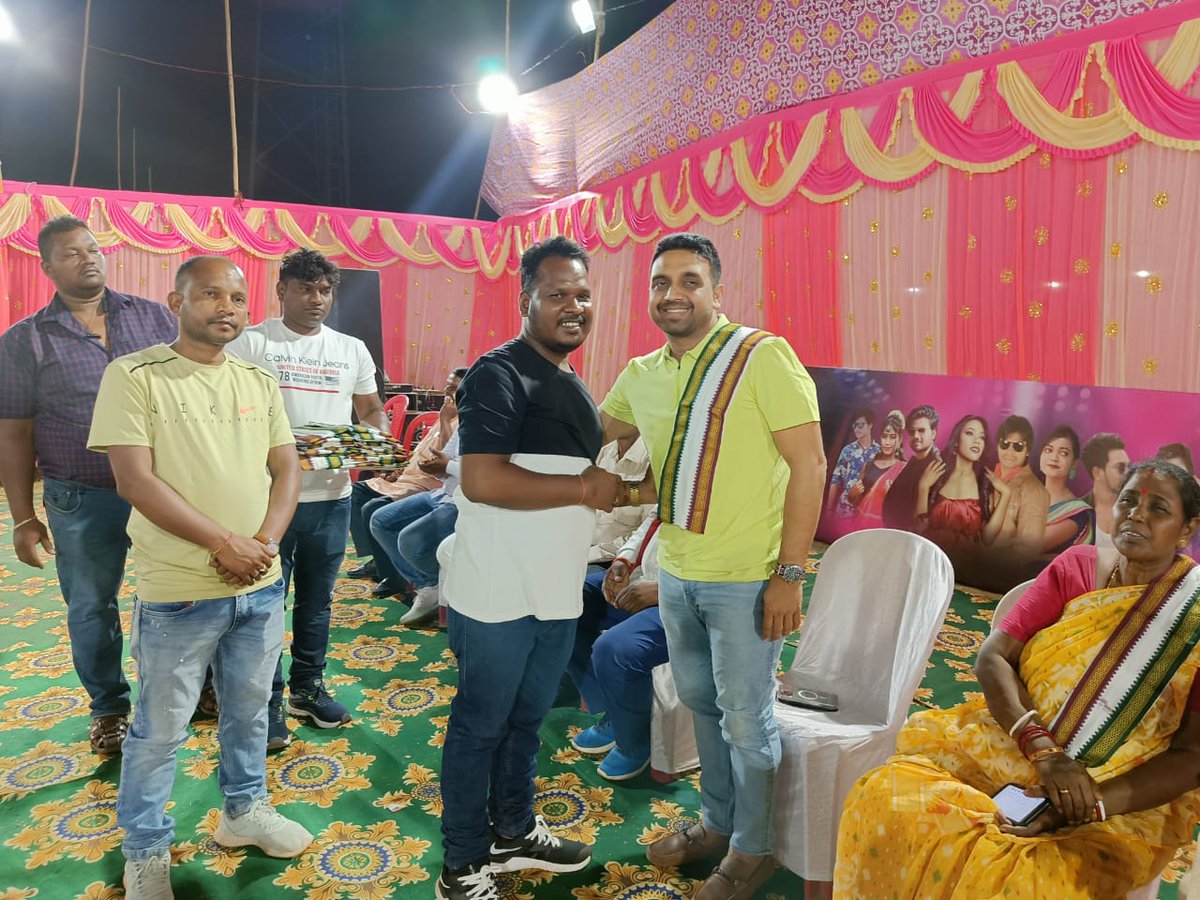 5d7Vk8zDsKxSR3G's tweet photo. टॉवर ग्राउंड तुरामडीह में #माघे_पर्व औऱ #जोहार_नाईट
की अपार सफलता के जश्न को मनाने हेतु #Johar_Trust के अध्यक्ष श्री पिंटू चाकिया जी व उनकी टीम द्वारा आयोजित #Success_Party में पूर्व विधायक @menka_sardar जी,@KunalSarangi जी एवं @BJP4Jharkhand के पदाधिकारीगण के संग शामिल हुआ। https://t.co/aD7VG4QXCE