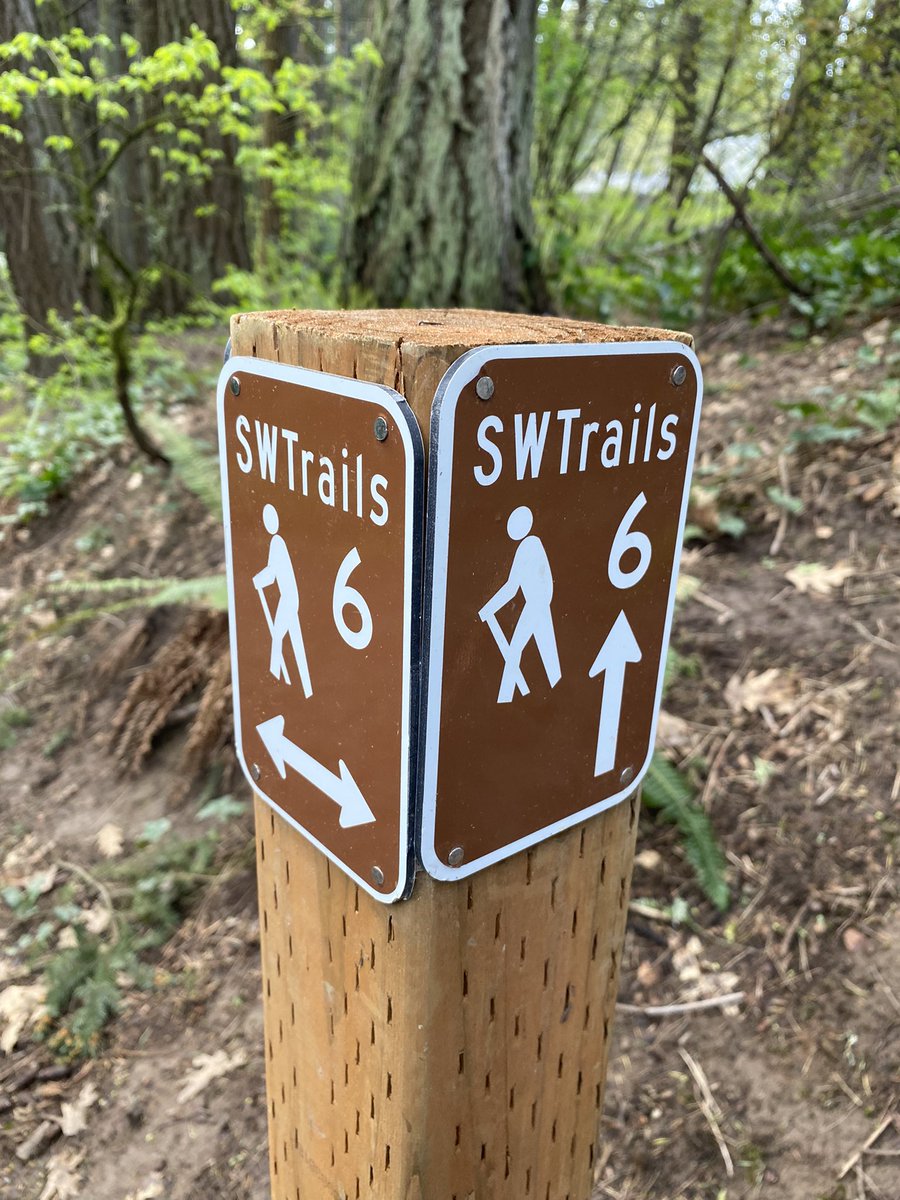 JennyWoodman's tweet photo. Morning in Marshall Park was magical, but must confess: I don’t find the trail markers very helpful. Each w/arrow pointing in different directions + 6. Every sign. 

#walkswithwinston #bleptomaniac #cityforests #urbanwildlife #tryoncreek #owlcreek https://t.co/rNxFQSF4Es