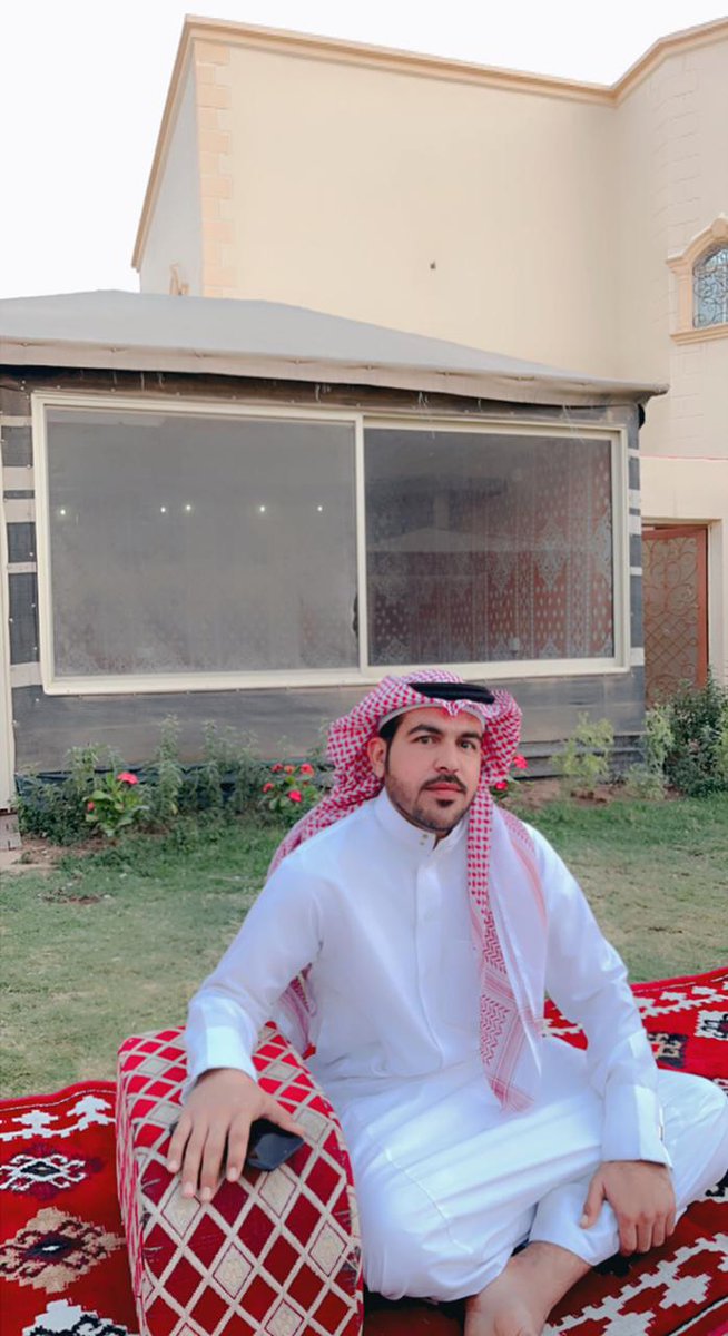khaled01632's tweet photo. اللي دله قلبه يحسب الفرح دوم 
ما يدري ان الحظ لا شان سافل

يضحك مع المنجوم والراس منجوم
والعقل في طيش الملذات غافل

ينسى الحياة اللي به الموت مقسوم
لا دق في كفه دفوف  المحافل

يا رب ثبتنا على دين وسلوم
ولا تجنبنااااااااا صلاة النوافل

خالد الخشمان الشمري https://t.co/Og3yoQW1x7