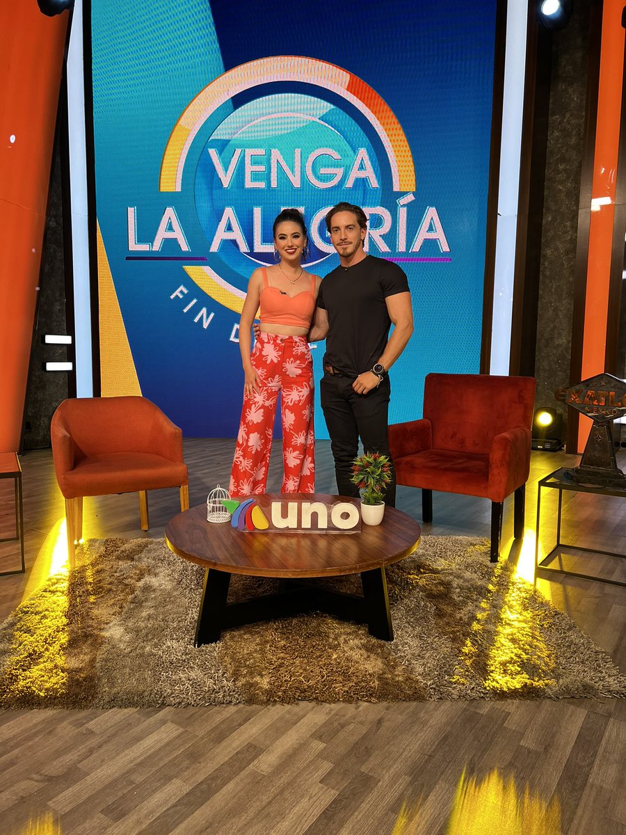 VengaLaAlegria's tweet photo. ¡En #VLAFinDeSemana @Ariscazares nos abre su corazón para conocer grandes recuerdos de su vida! ✨🔴📺 ¡Únete a la conversación usando el hashtag #EsteSábadoPido! 📲 https://t.co/Zd1x6fR6JG