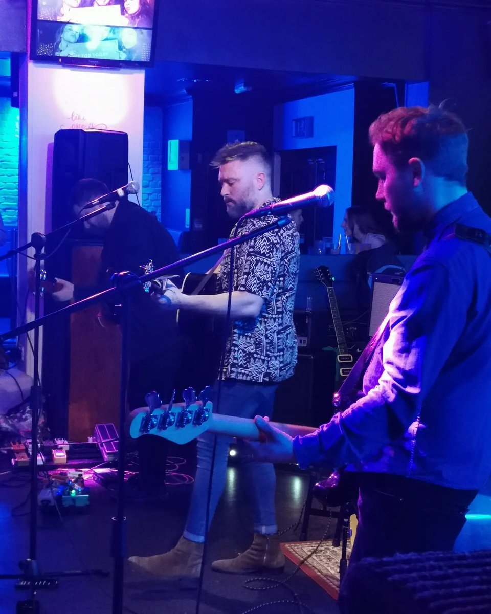 Thank you so much to everyone who joined us last night, and thank you so much to <a href="/JukeboxLdn/">Jukebox Ldn</a> for being such wonderful hosts 💙 more gigs coming soon, keep an eye on Facebook for details!