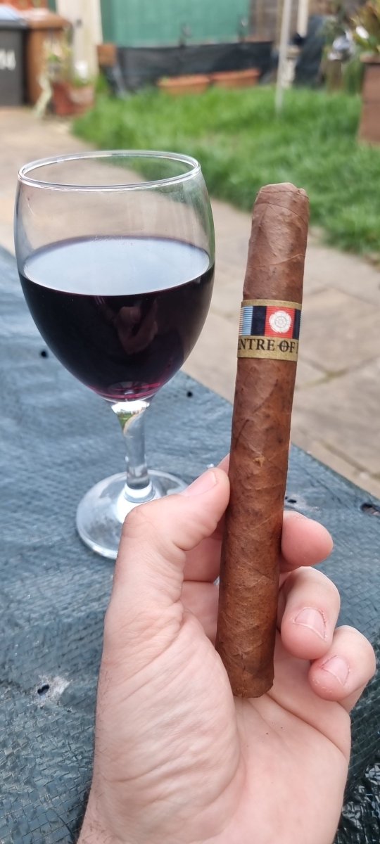 AngusMcChilly's tweet photo. Centre of Mass from @CombatCigars 

Prepare to herf.. https://t.co/ABebgxbrAo