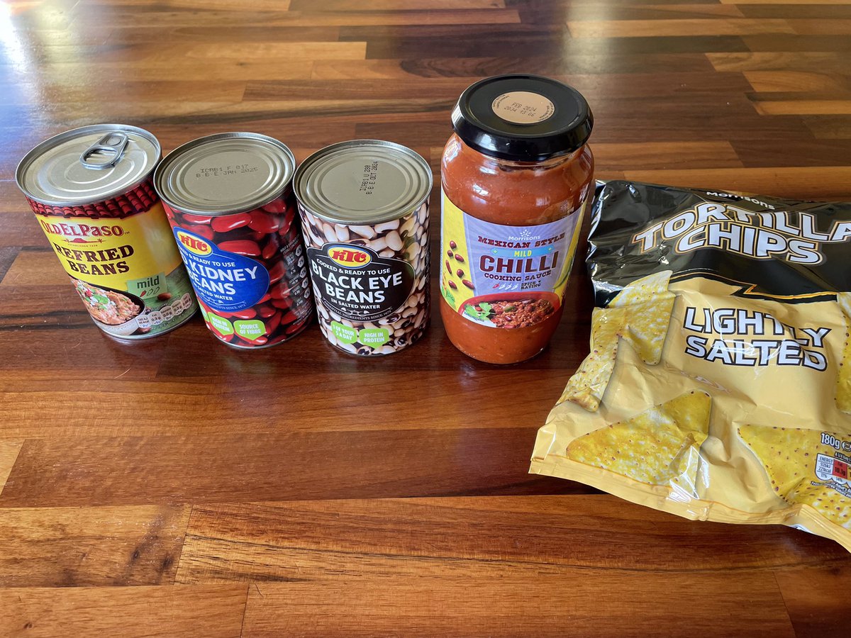 DrTABailey's tweet photo. The kids wanted three bean chilli for tea, which is great because you literally heat the contents of three cans and a jar an pour it on top of nacho chips and grated cheese #quicktea https://t.co/JItOL4u4fY