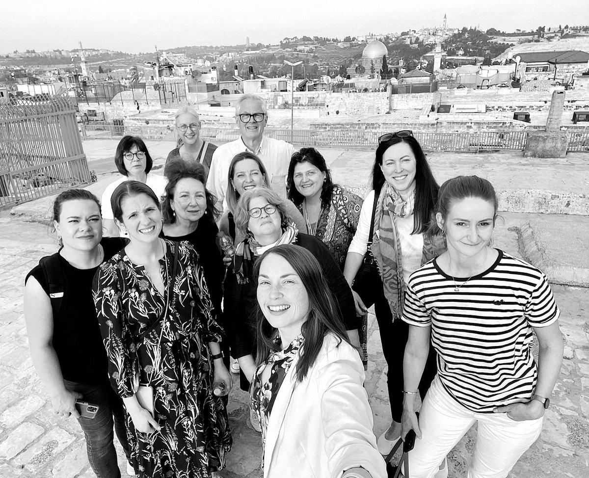 ASteverding's tweet photo. Unser Bild hier entstand letzte Woche genau auf der Stelle über den Dächern von Jerusalem, an der 4 Wohnviertel zusammentreffen. Es ist kompliziert - aber ich wünsche von Herzen in diesem Jahr zugleich frohe #Ostern, Chag #Pessach Sameach und einen friedlichen #Ramadan https://t.co/FJlCyAY1N3