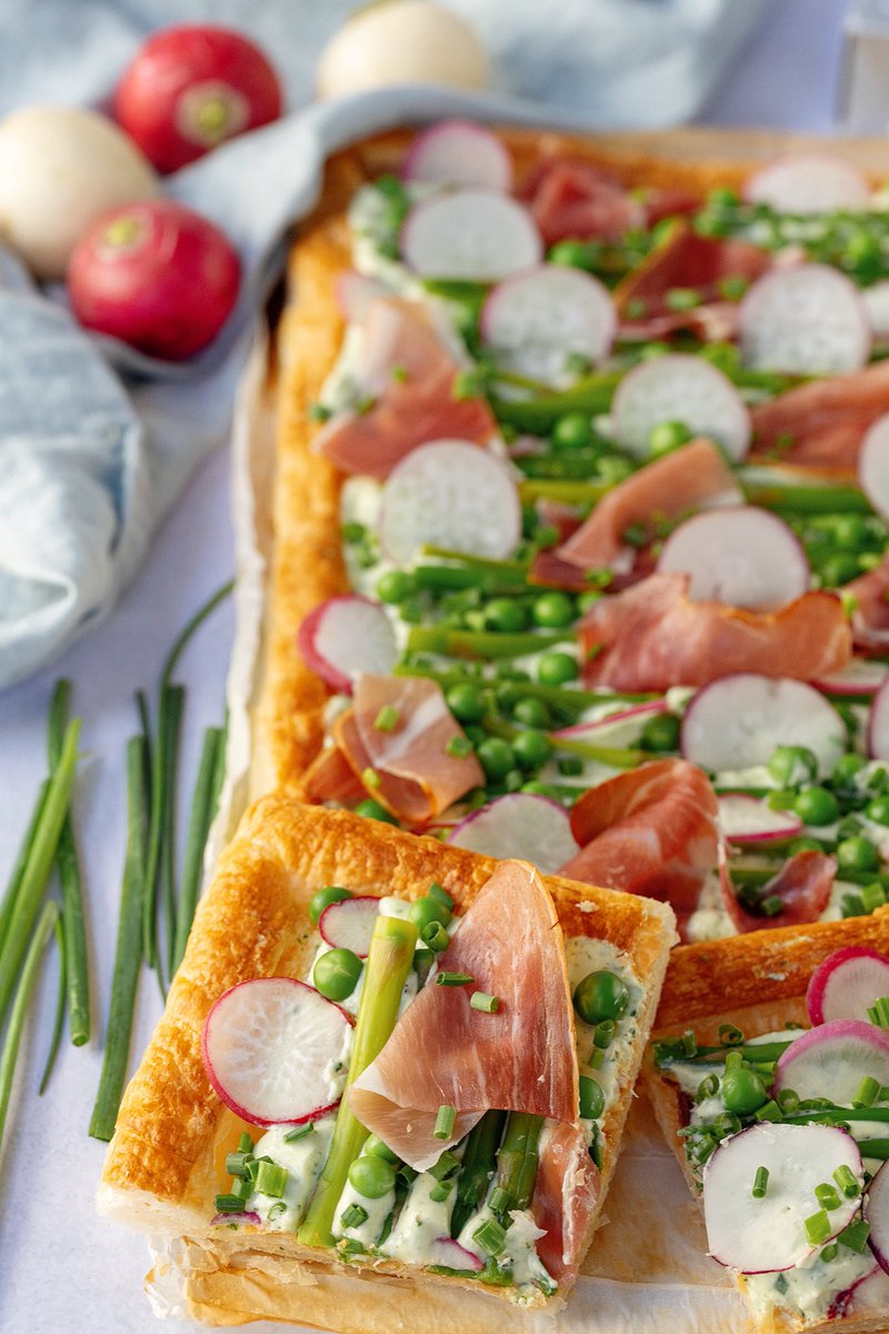 KyleesKitchen's tweet photo. An easy spring tart perfect for #Easter! Puff pastry, whipped feta with lots of mint and dill, asparagus, radishes, peas, prosciutto, and chives. It comes together quickly and is easily customizable.
Recipe: https://t.co/ZVxOcmEe6c #kyleeskitchen https://t.co/k0hYcs0O77