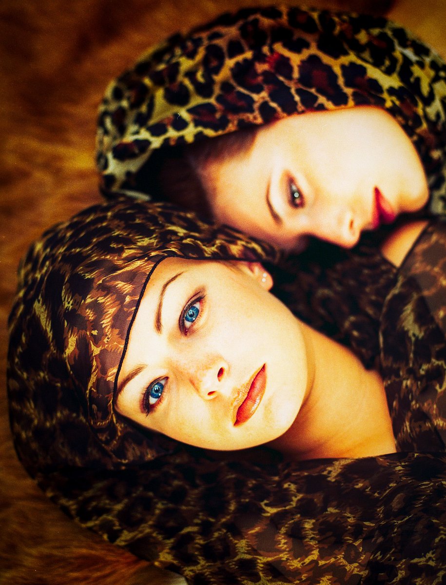 HollywoodRpi69's tweet image. Jen & Heather. Kingston Street Studio 1997 Boston. Color Print. © 1997 RitterProductions Alan K Ritter All Rights Reserved #modeldevelopment #film #fashion #Beauty #womensfashion
#model #fashionart #Editorial #Beauty #Girlfriends #Besties #womensfashion #womenstyle #foto 🔝