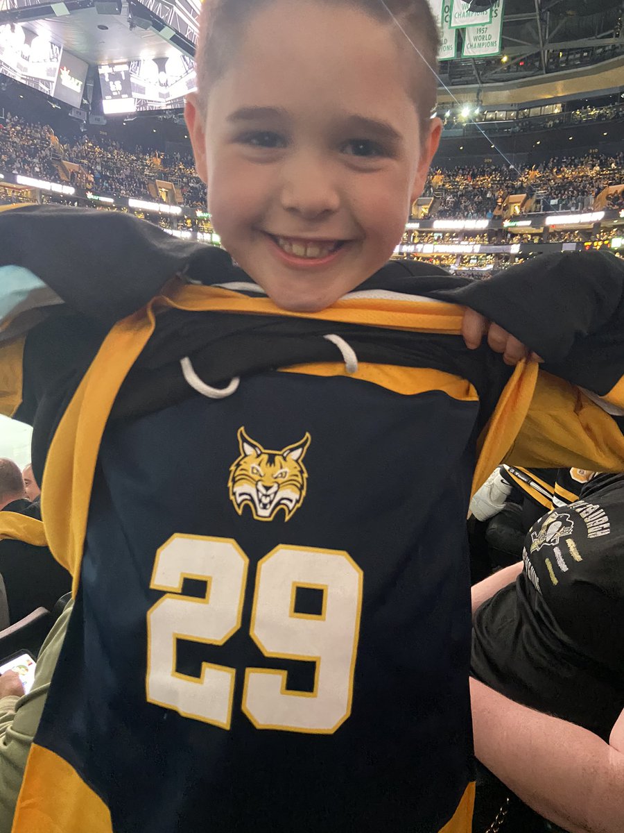 TheDanglingPoo's tweet photo. When you’re a Penguins fan but also love Quinnipiac and @connorcliff28 is an animal! https://t.co/WJ53m1XJjc