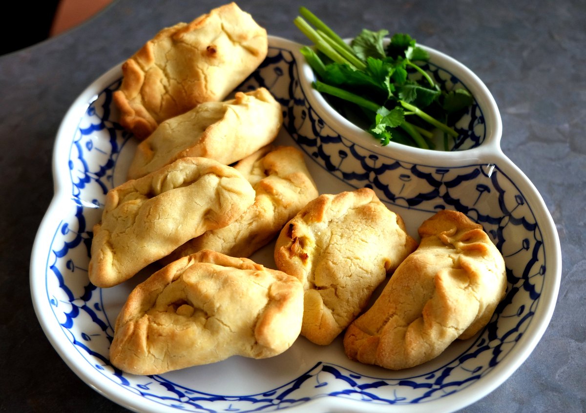PaneBistecca's tweet photo. Curry Puff - Food from Singapore https://t.co/tOft3gZ2St
#singapore #singapur #asian #asiatisch #kartoffeln #potato #chicken #huhn #curry #currypuffs #dougfh #teig #delicious #diekulinarischeweltreise @volkermampft #blogevent https://t.co/lARc88uohP
