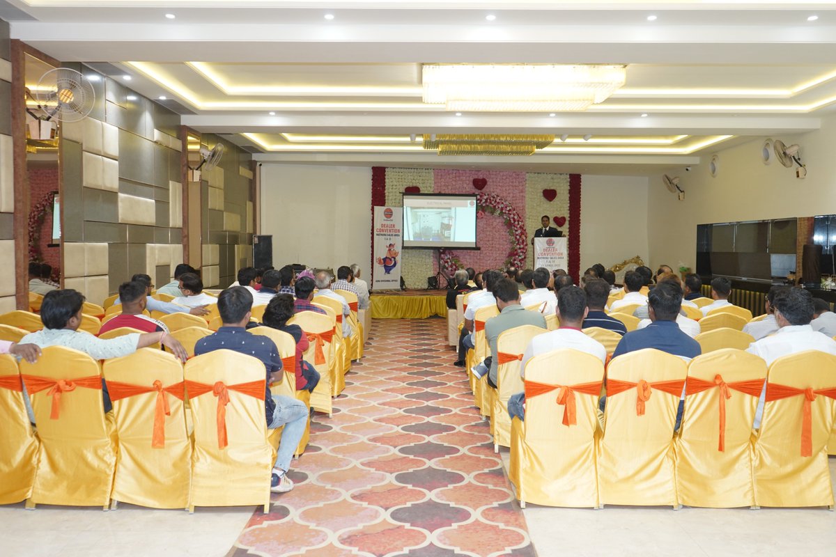 DeepakRaj306's tweet photo. Dealers meet concluded for Mathura I and Mathura II RSA with topmost priority of improving Look and Feel of Retail outlet along with other agenda. @GeetikaMehra4 @raj_dube @AgraIOC @AjayGargioc @rishadat  

#indianoil https://t.co/L1W55qDYN1