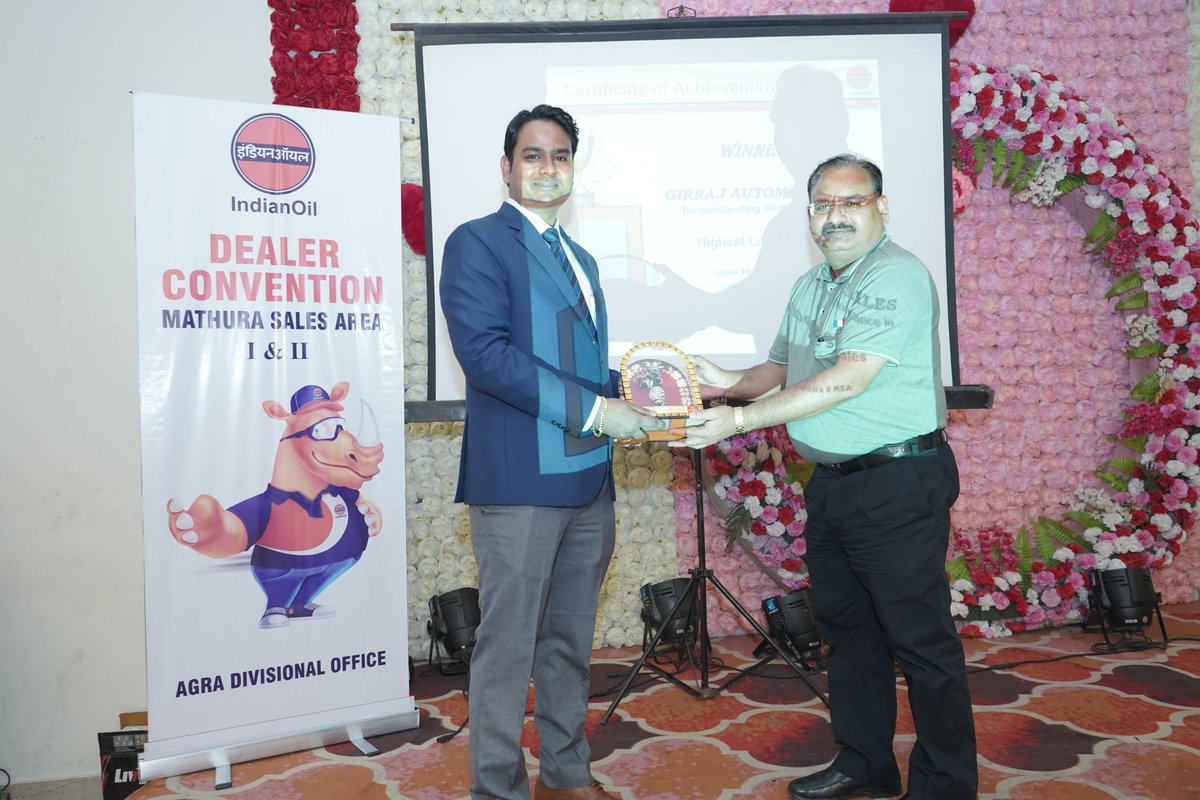 DeepakRaj306's tweet photo. Dealers meet concluded for Mathura I and Mathura II RSA with topmost priority of improving Look and Feel of Retail outlet along with other agenda. @GeetikaMehra4 @raj_dube @AgraIOC @AjayGargioc @rishadat  

#indianoil https://t.co/L1W55qDYN1