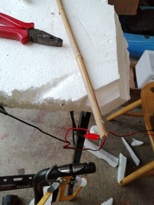 WokStation's tweet photo. 8.5v and about 3.5 amps and it was cutting beautifully. #makersHour #makersHelp
Need to make better handles and longer source wires. Happy with that! https://t.co/qirBDGykvL