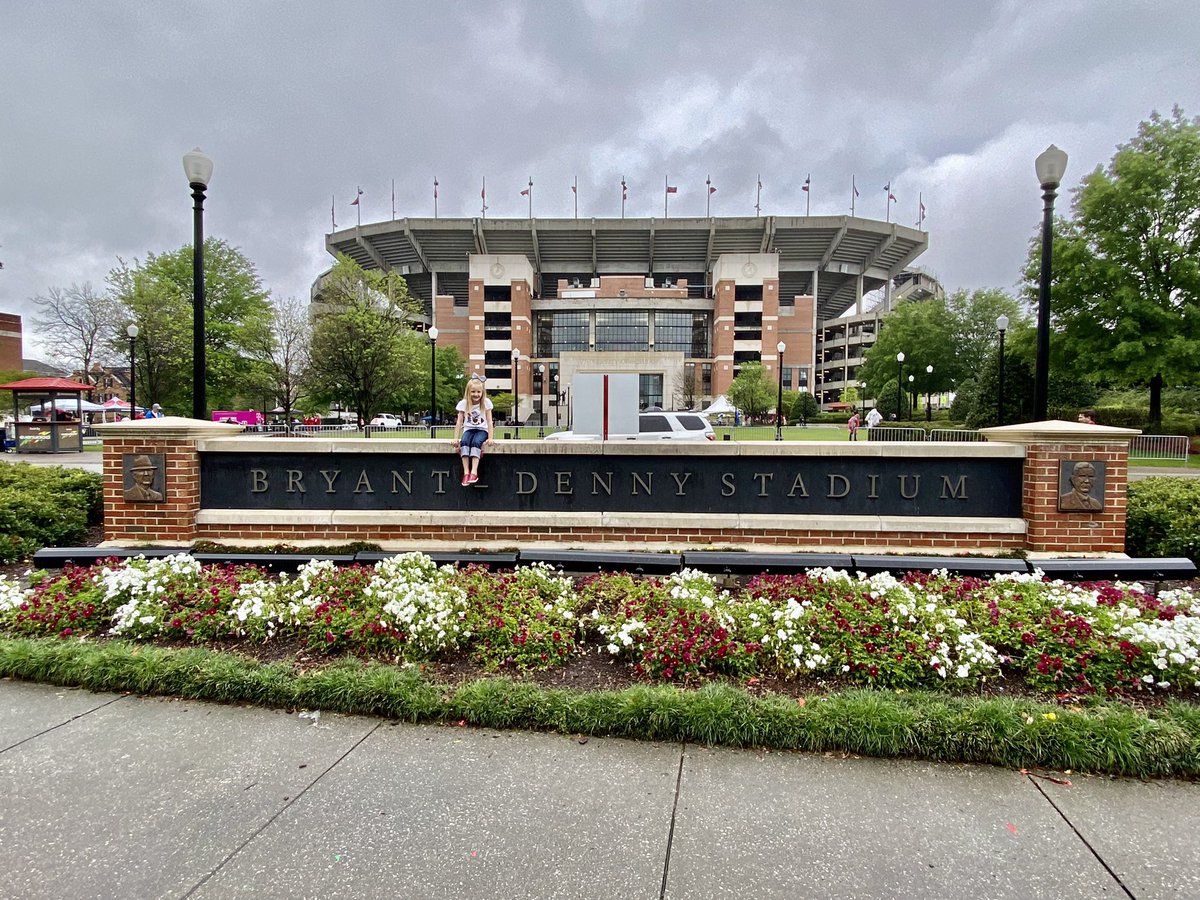 tifferanknee's tweet photo. #ROLLTIDE @rollbamaroll @uagameday https://t.co/pfXLPTu4ME