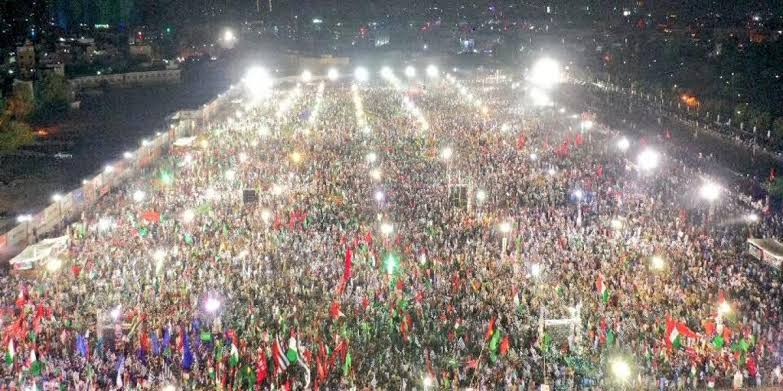 FarahnazZahidi's tweet photo. "Friends with all. Slaves to none." - @ImranKhanPTI 
#KarachiJalsaPTI 
#KarachiJalsa https://t.co/msvplOyXqh