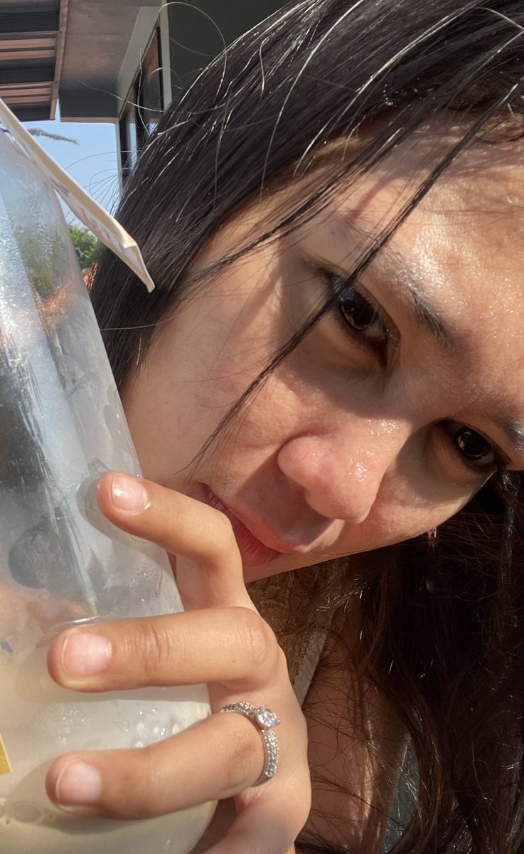 DeeDesiy's tweet photo. Sementara masih memegang botol bukan kepastian https://t.co/OSjTiDGXEr