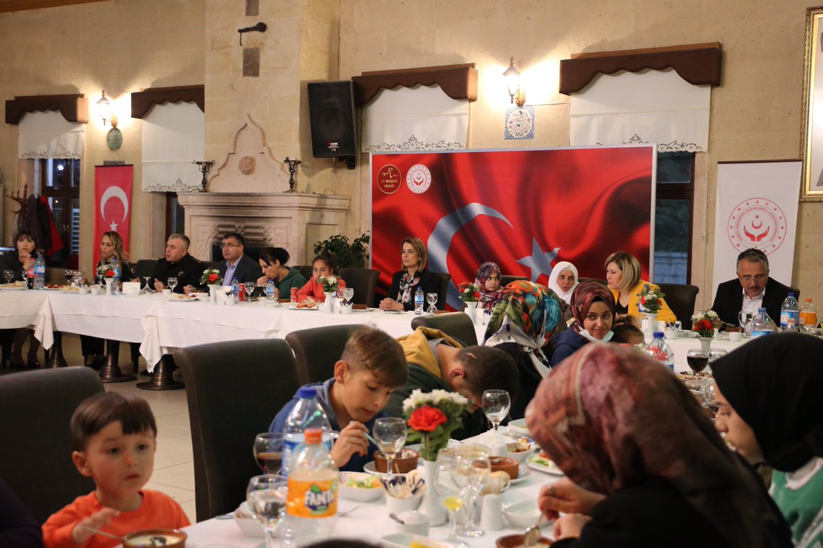 TopuzluHan's tweet photo. Ramazan ayının 15’inci gününde kutlanan Dünya Yetimler Günü dolayısıyla Aile ve Sosyal Hizmetler İl Müdürlüğü tarafından düzenlenen iftar programı👇 https://t.co/EbzGg6c5jD