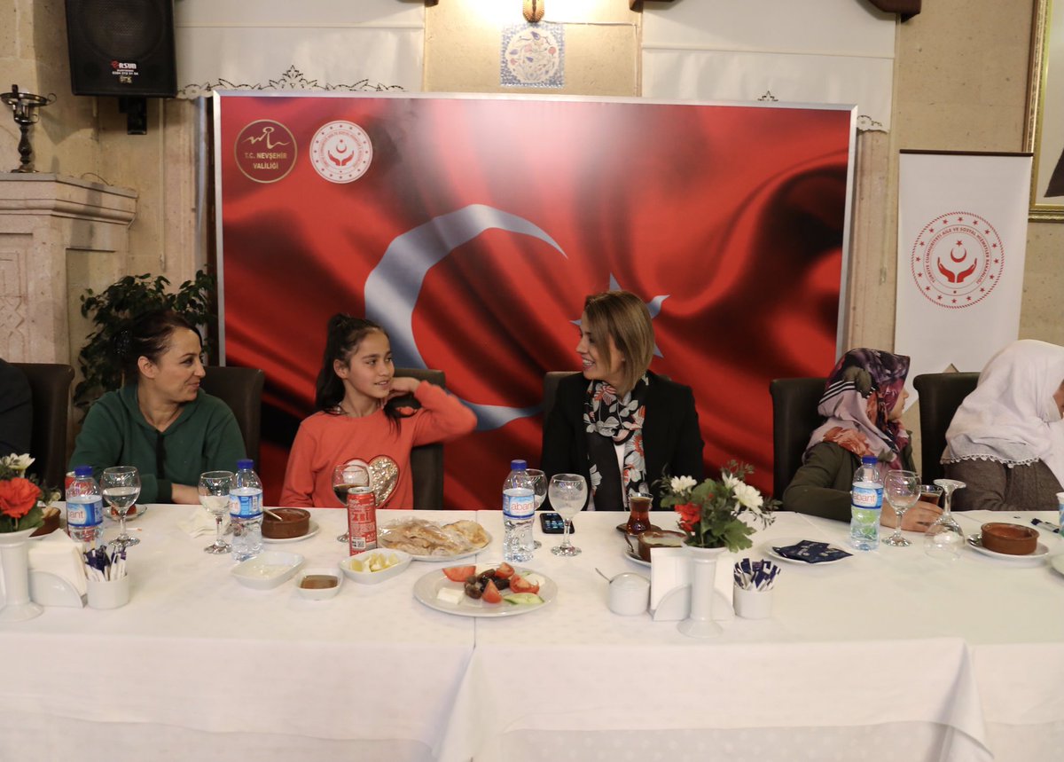 TopuzluHan's tweet photo. Ramazan ayının 15’inci gününde kutlanan Dünya Yetimler Günü dolayısıyla Aile ve Sosyal Hizmetler İl Müdürlüğü tarafından düzenlenen iftar programı👇 https://t.co/EbzGg6c5jD