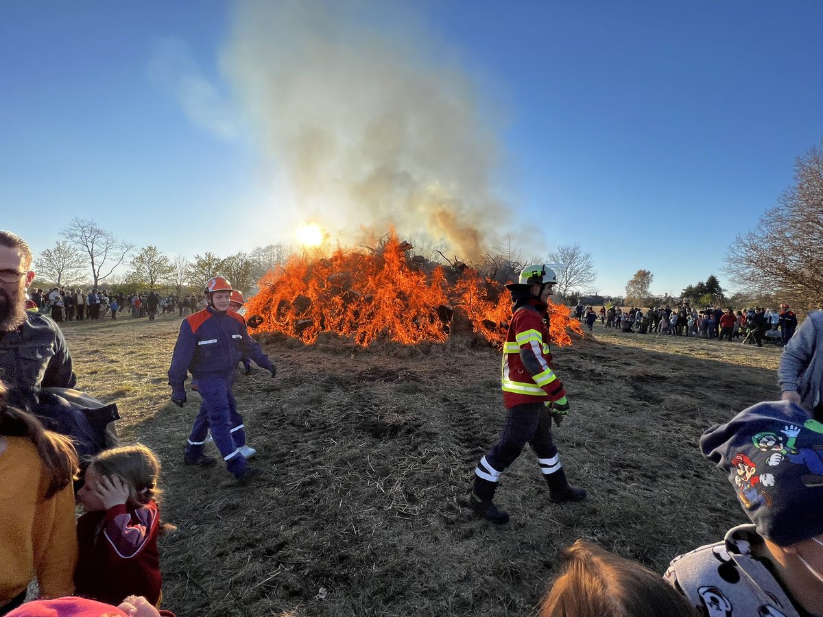 After two years of corona break, my village celebrates an Easter fire. These fires are to drive away winter and welcome spring and the reawakening of nature.