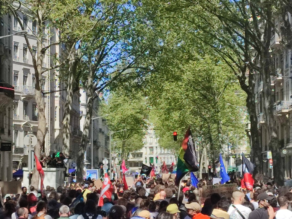 EtienneUn's tweet photo. Entre 3000 et 4000 à Lyon contre l'extrême-droite.
#NoPasaran
#redisnotdead https://t.co/xWi4yvhmJp