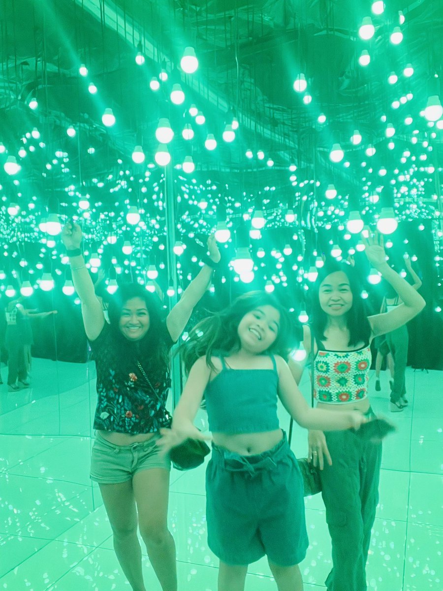 Jen_the_jigg's tweet photo. Selfies Las Vegas https://t.co/gs38mHHQBs