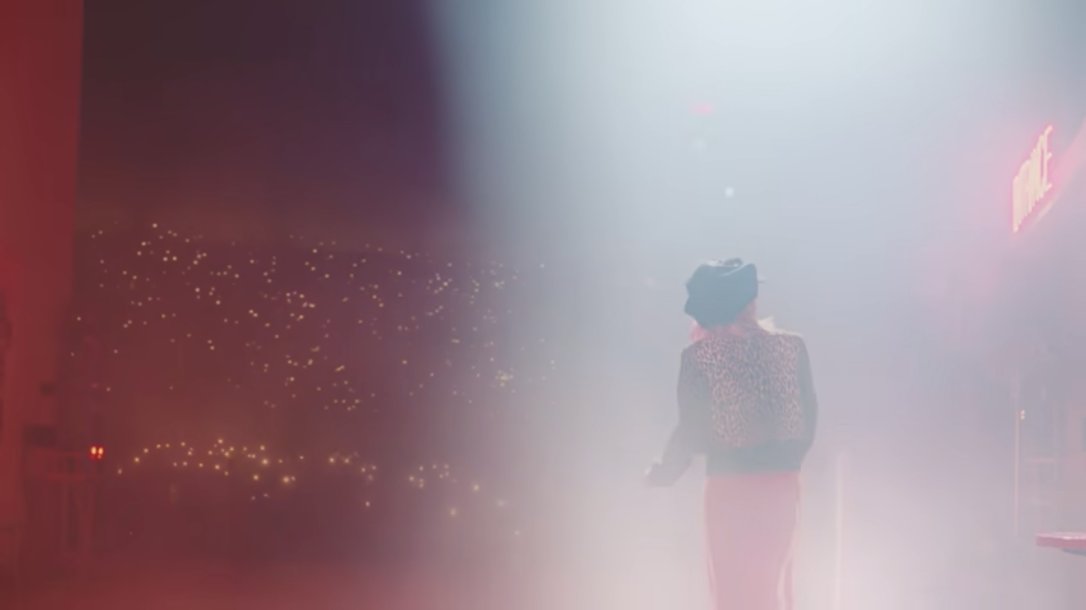 lhviiiviii's tweet photo. There are 5 exits and Jiyong moves towards his memories where VIPs looking at him. He seems to live on stage. An ordinary street, but we see that this is just a scenery. The flowers on the floor are vips around him https://t.co/a7wR3ajbQx