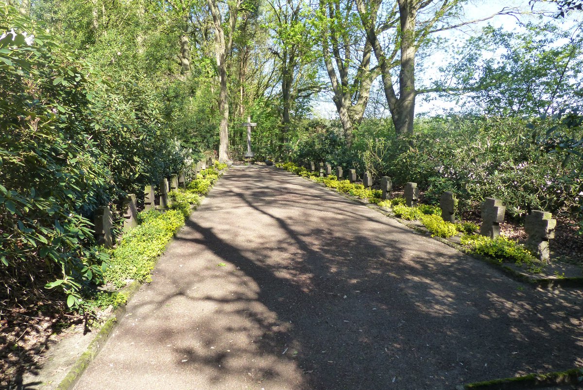 HumanitiesKibs's tweet photo. Niedersachsen is dotted with 100s of cemeteries for those killed in April 1945. Here at Groß Häuslingen 59 sailors are buried. Trained to fight on sea, their futile sacrifice was just another eg of why the war needed to end quickly #ww2 #1945 #volksbund #niedersachsen #KIBSYear10 https://t.co/M9vv6gw67m