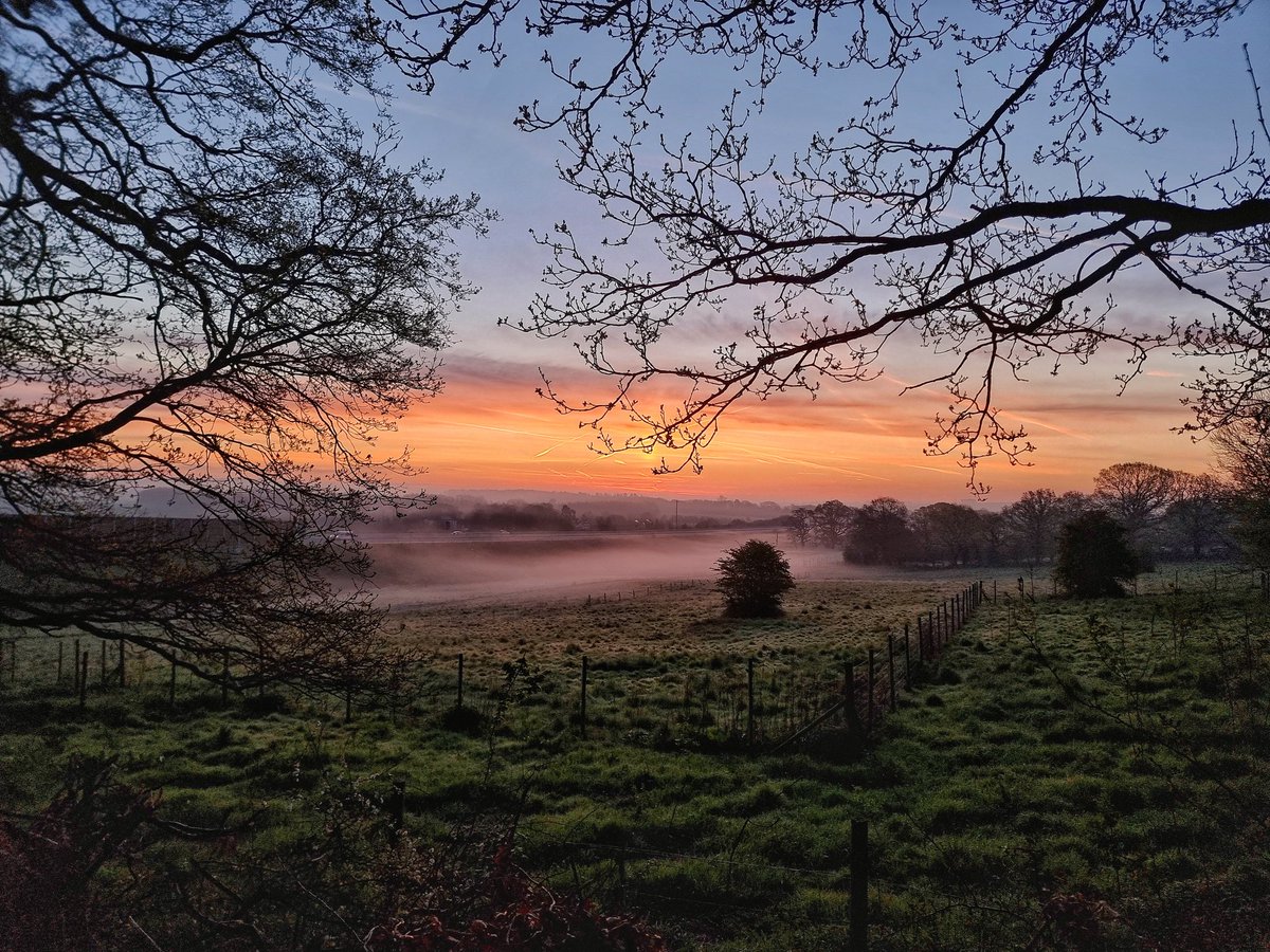 Yesterday's sunrise from Funtley Hill near Fareham.
#fareham #funtley #sunrise #sunrisephotography