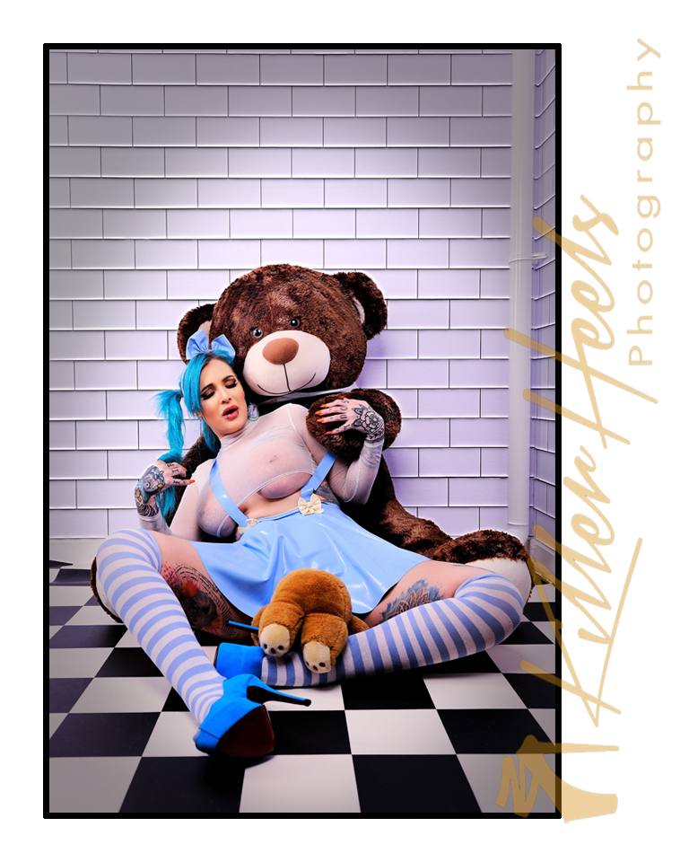 KillerHeelsPho2's tweet photo. Is this what they mean by going 'bareback?'
@AlexxaVice is very much the centre of attention in this Ursine encounter.
#modelshoot #studioshoto #teddybears #ursine #inkmodel #mattressactress #theothebear #latex https://t.co/J3ZeBjw9ET