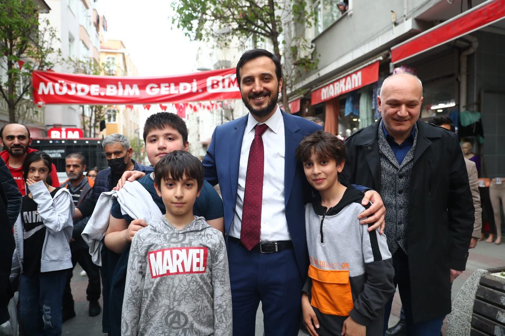 abdullahozdemir's tweet photo. Bu akşamki iftarlıklarımızı Bağcılar Meydan ve Yenigün Mahallemiz'de komşularımızla paylaştık. 

Sofralarımız bereketli, gönüllerimiz #Ramazan huzuruyla dolu olsun. 

#Hayırlıİftarlar https://t.co/My1UPPii8e