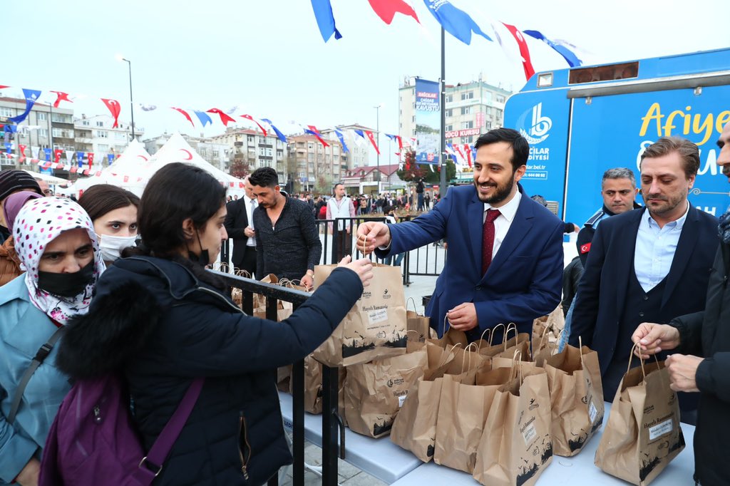 abdullahozdemir's tweet photo. Bu akşamki iftarlıklarımızı Bağcılar Meydan ve Yenigün Mahallemiz'de komşularımızla paylaştık. 

Sofralarımız bereketli, gönüllerimiz #Ramazan huzuruyla dolu olsun. 

#Hayırlıİftarlar https://t.co/My1UPPii8e