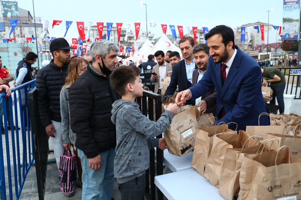 abdullahozdemir's tweet photo. Bu akşamki iftarlıklarımızı Bağcılar Meydan ve Yenigün Mahallemiz'de komşularımızla paylaştık. 

Sofralarımız bereketli, gönüllerimiz #Ramazan huzuruyla dolu olsun. 

#Hayırlıİftarlar https://t.co/My1UPPii8e